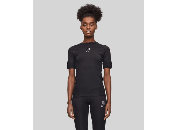 Johaug Dame Lithe Tech Ull Trøye L En feminin, sporty t-skjorte i ull TBLCK 