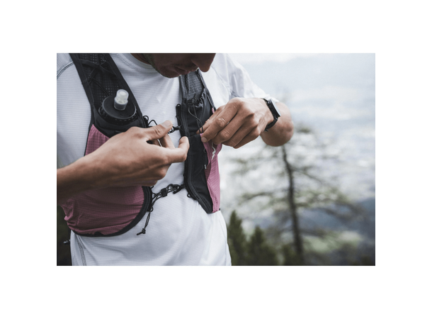 Silva Strive Fly Vest Rose XS Lett løpevest med smarte lommer 