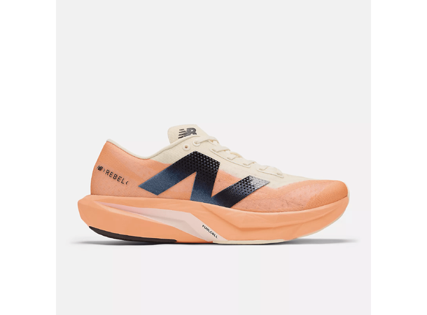 New Balance FuelCell Rebel v4 43 Lett sko til løping og hverdag Men- HoMa 